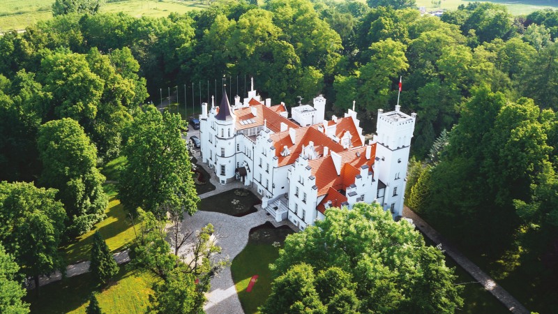 Pałac Sulisław otoczony parkiem, widok z lotu ptaka